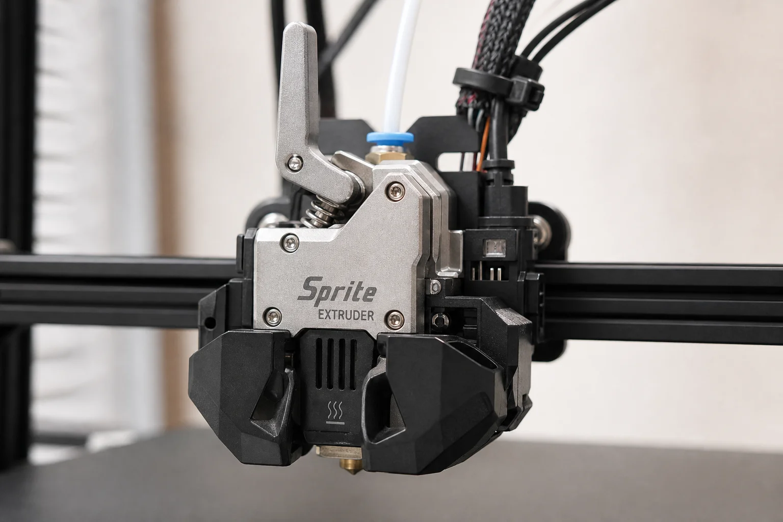 Nahaufnahme der Sprite Extruder-Einheit mit Metallschlitten und Kühlkanälen