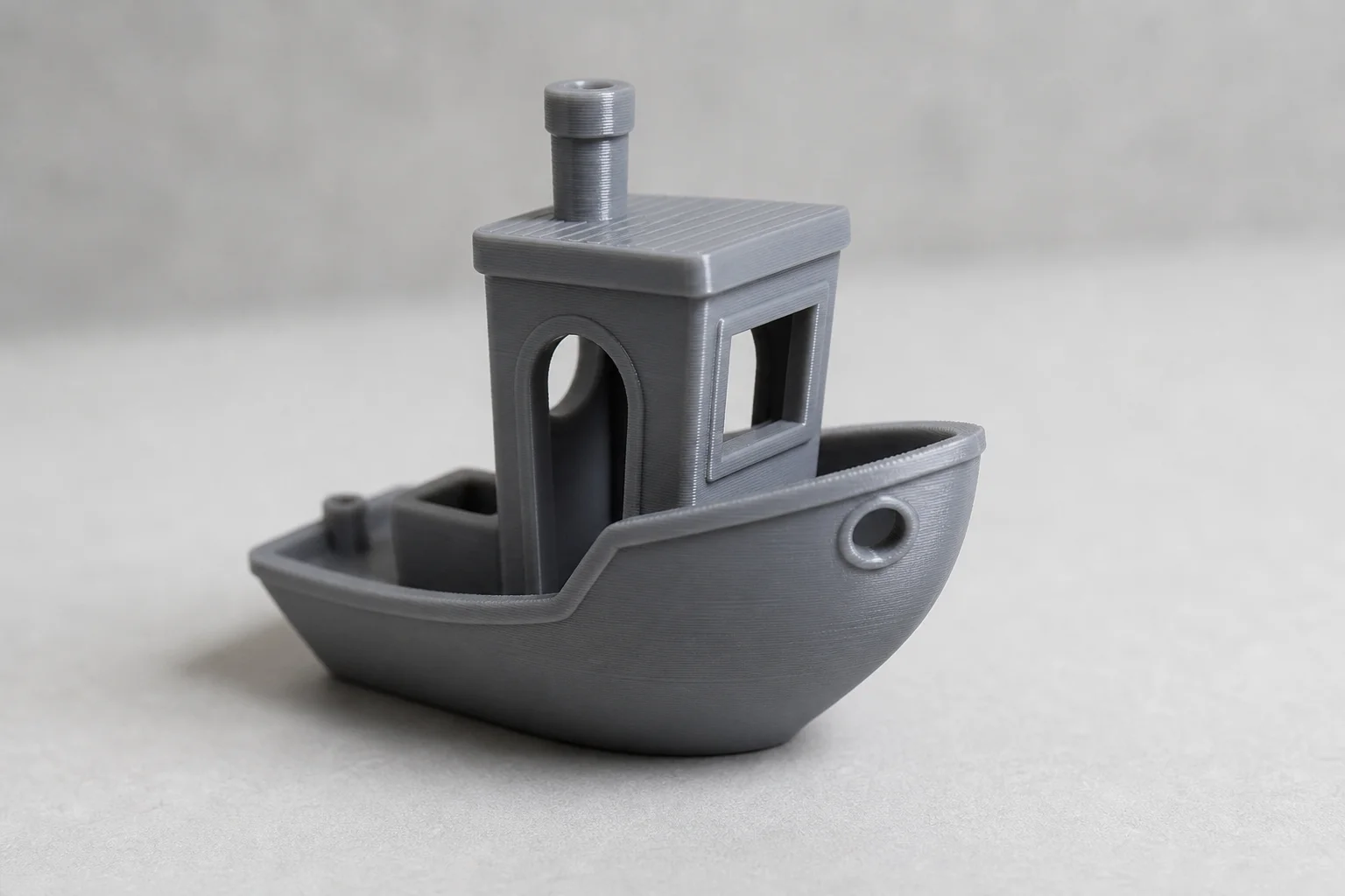 Fertiges 3D-Benchy-Modell mit feinen Details und scharfen Kanten