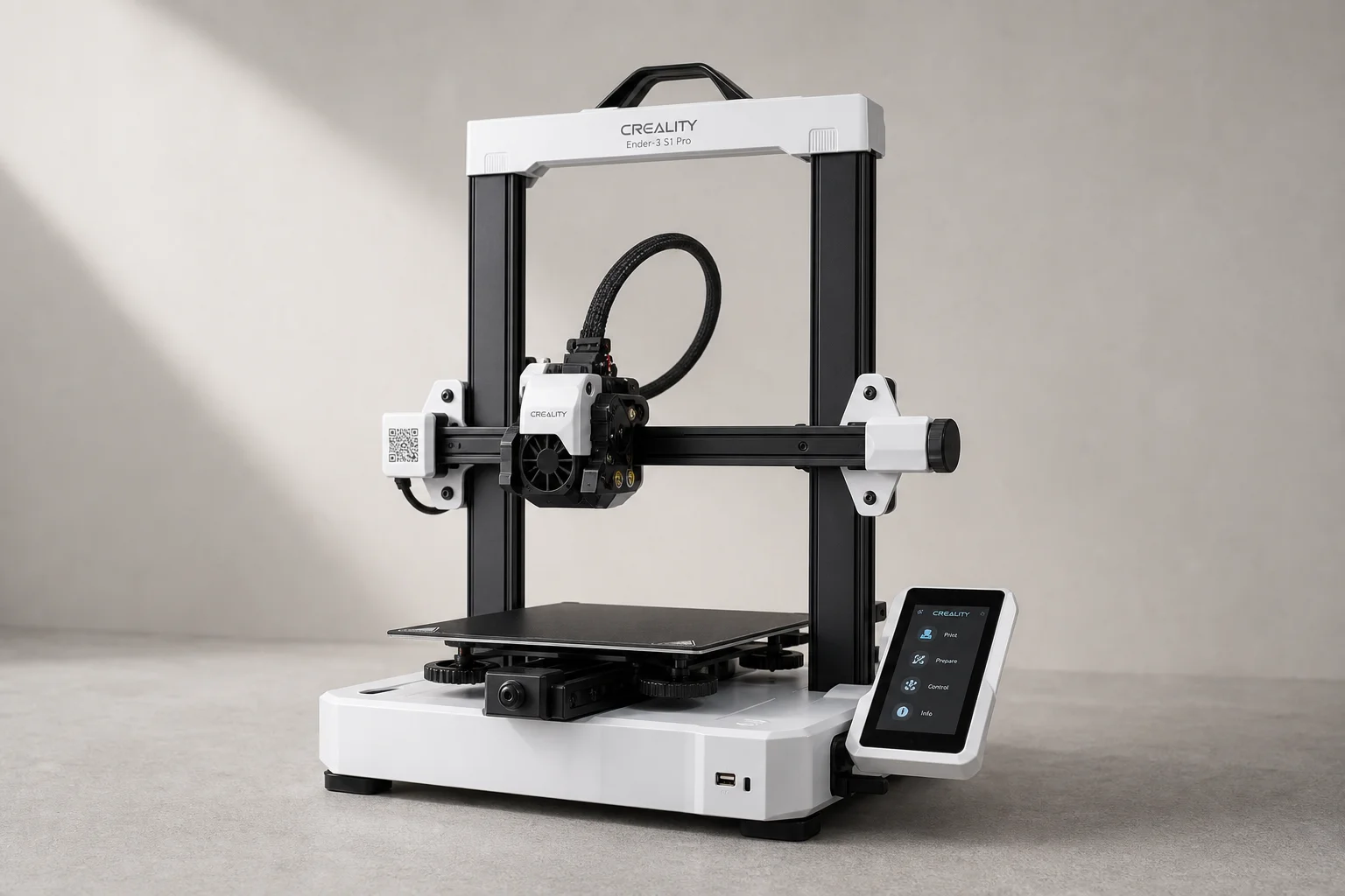 Stampante 3D Creality Ender 3 S1 Pro su una superficie in cemento con touchscreen visibile