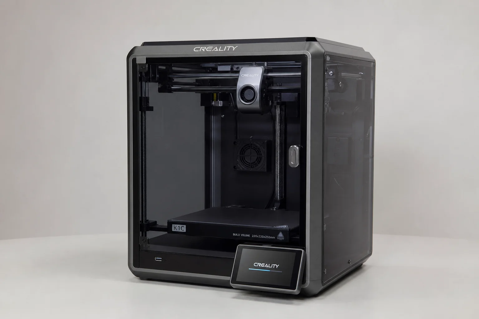 Six imprimantes 3D classées par taille et par capacité sur une surface en béton