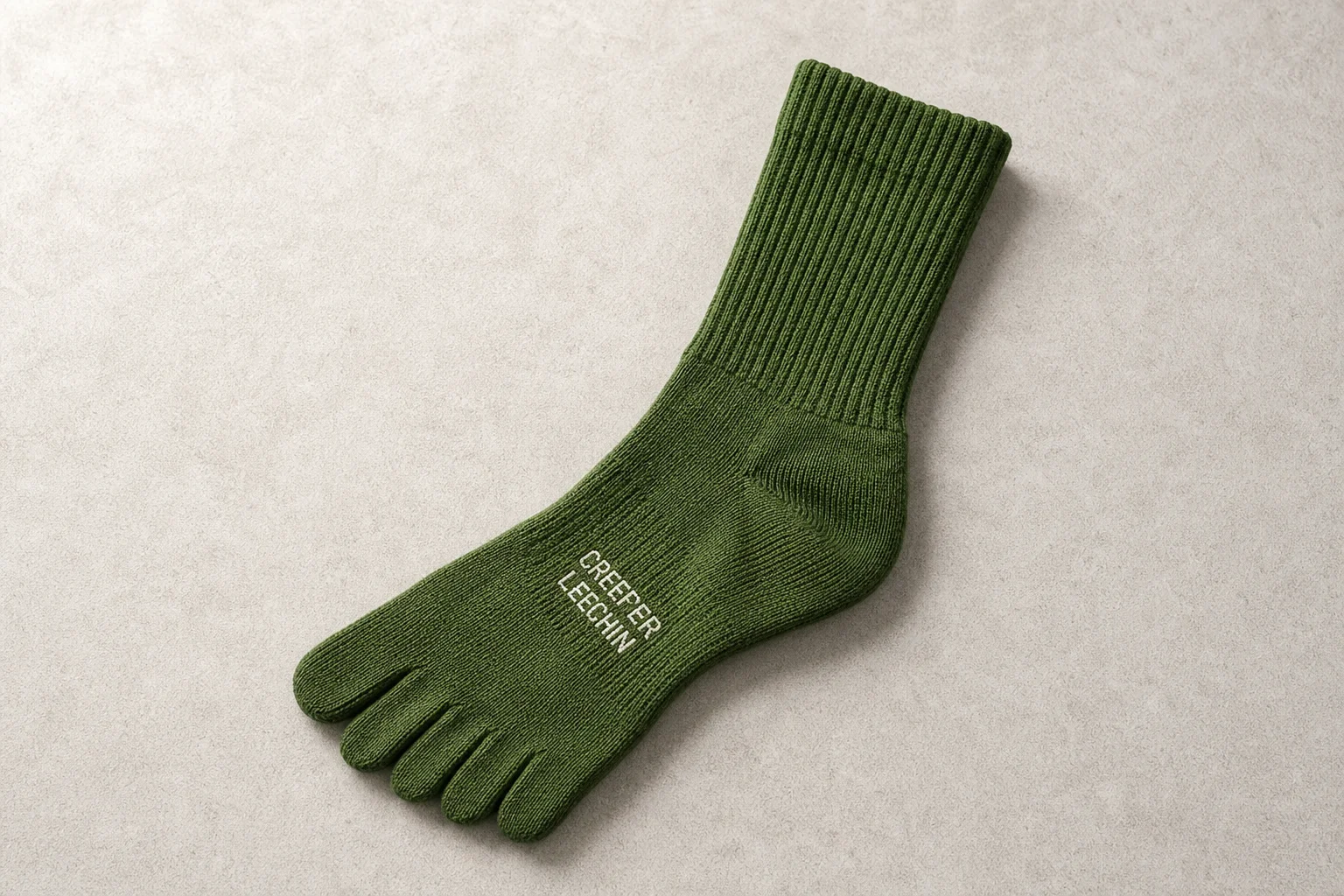 Collezione di calze da corsa in vari colori e stili disposte su una superficie in cemento
