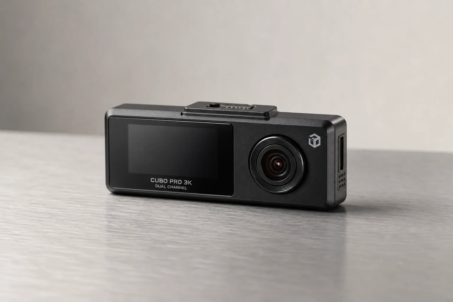 Sammlung moderner Dash Cams auf einer Betonoberfläche, die Einzel-, Dual- und Spiegelmodelle zeigen