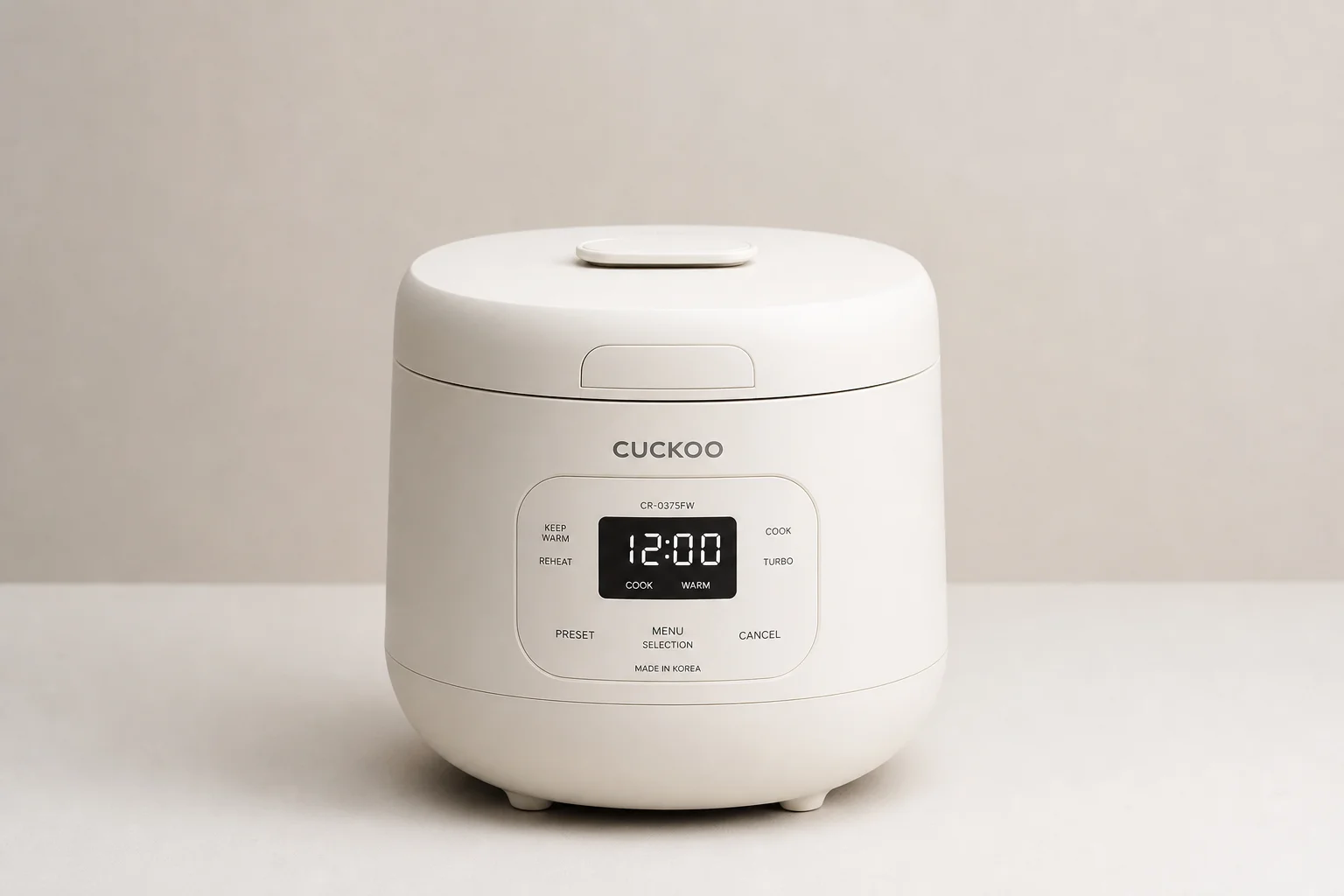 コンクリートの上に並べられた、サイズと機能が異なる4台のCuckoo製炊飯器