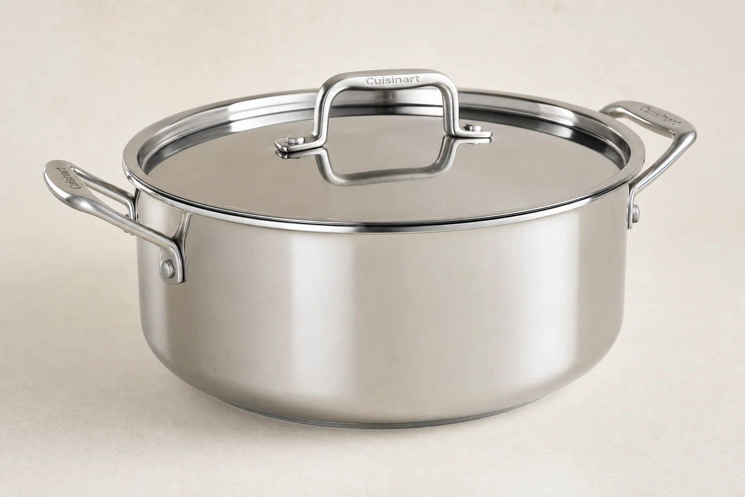 Sex Dutch ovens i olika storlekar uppställda på en betongyta
