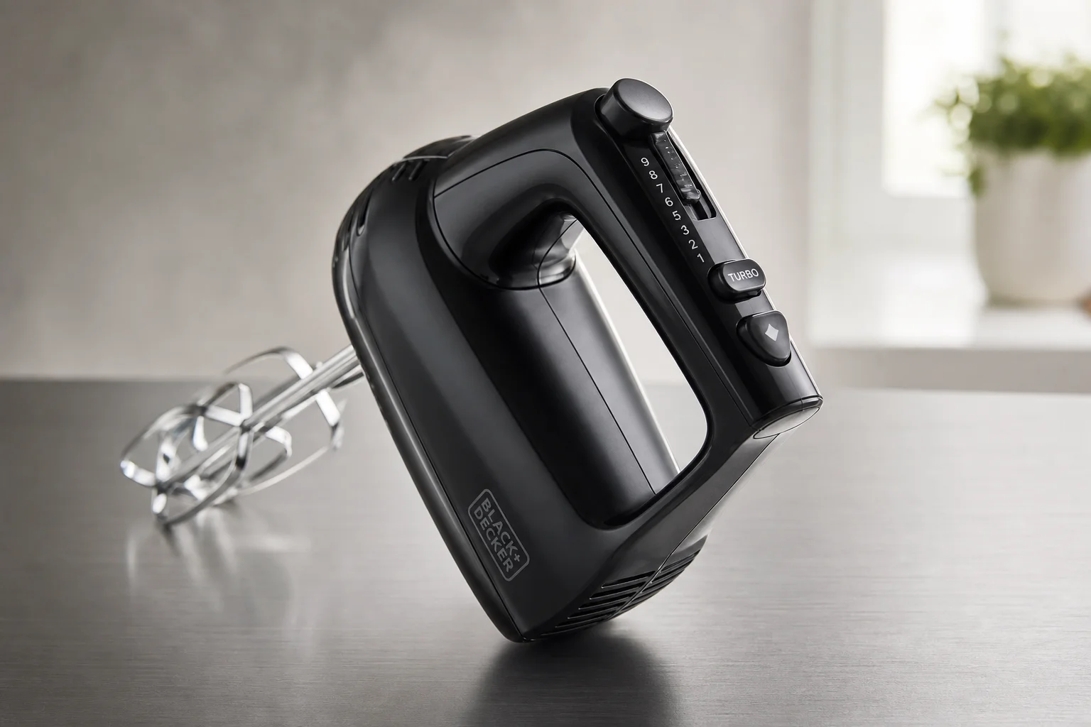 Handmixrarna Breville Handy Mix Scraper och Cuisinart Power Advantage Plus på en marmoryta