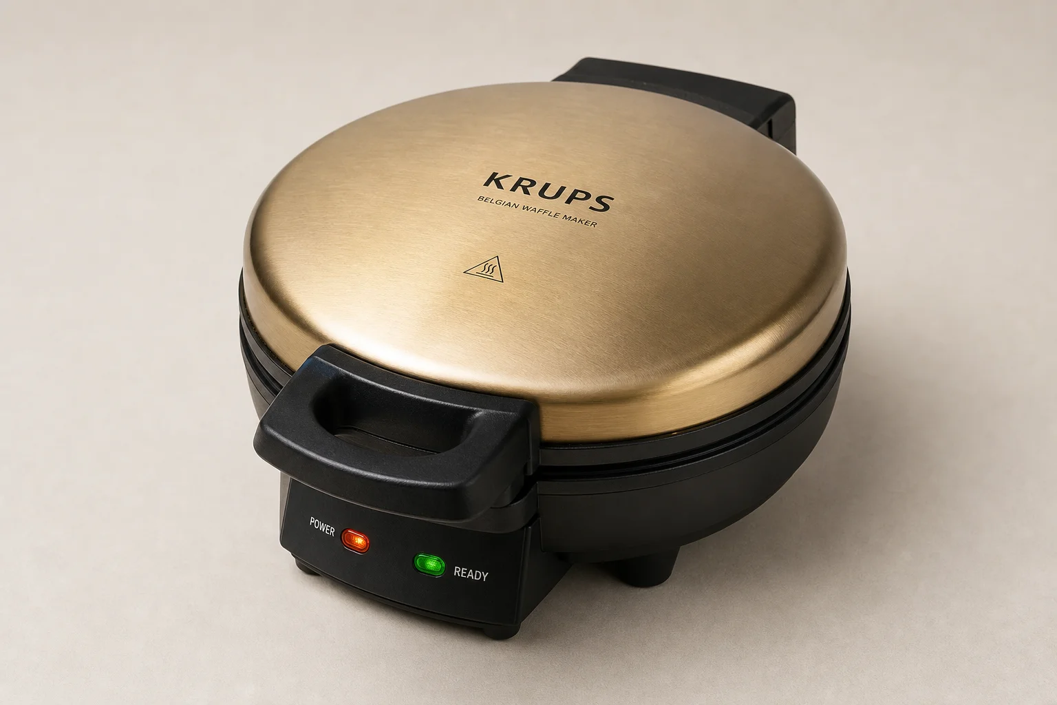 Cinq gaufriers Cuisinart disposés sur une surface en béton, allant des modèles économiques aux modèles haut de gamme