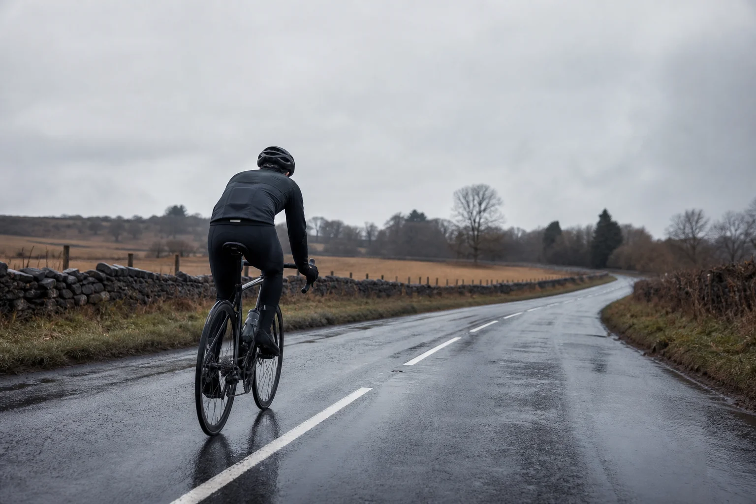 Cyklist som kör på en våt väg under molniga förhållanden