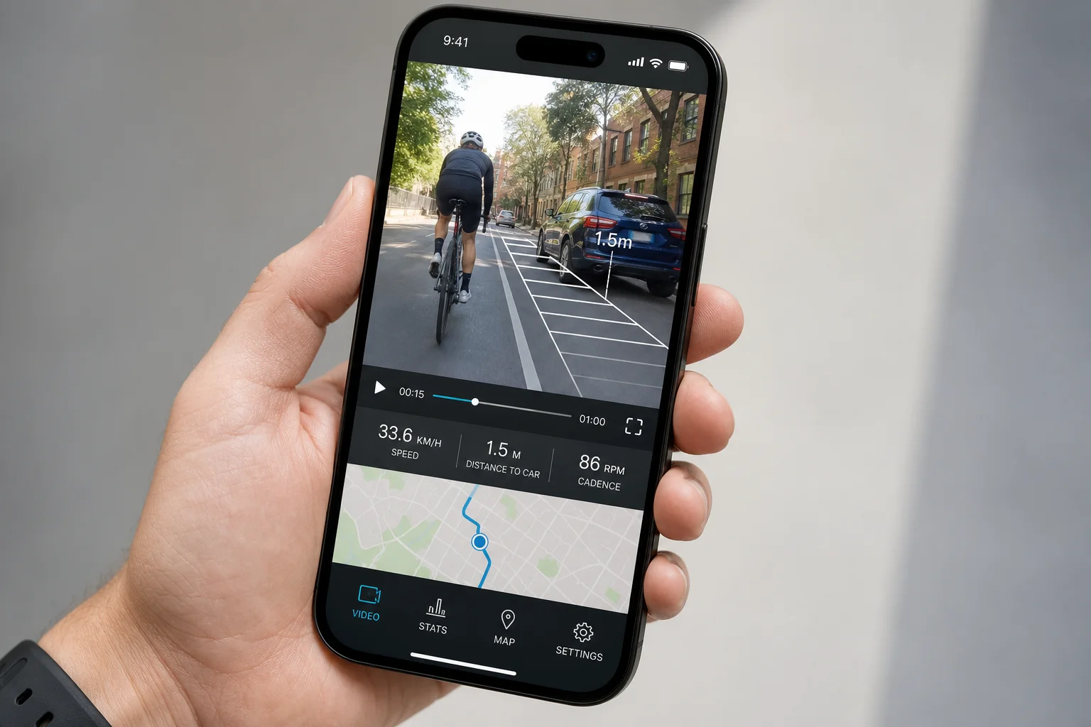Smartphone som visar Cycliq-appen med cykelbilder och overlay-funktioner