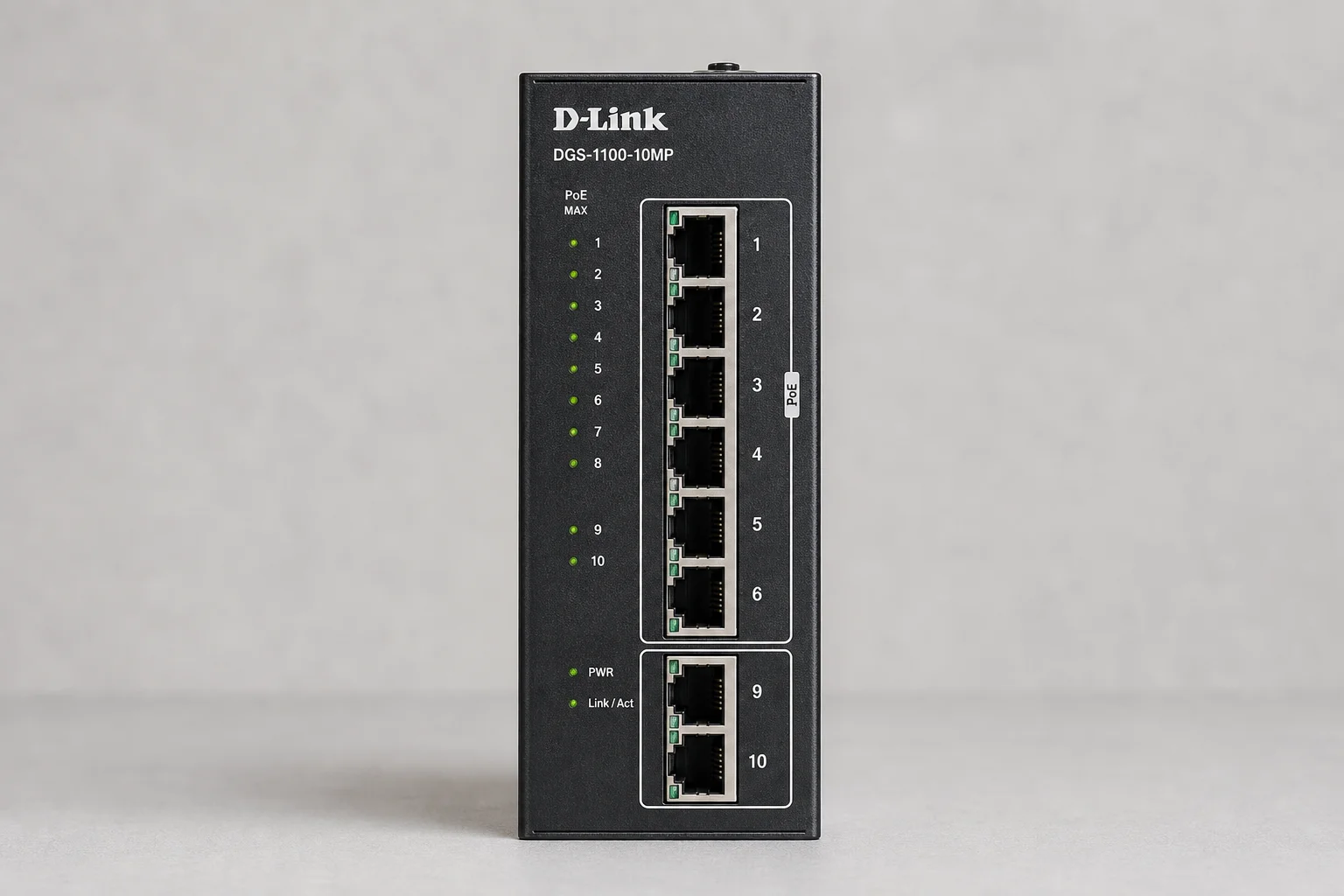 Quatre produits de sécurité disposés sur du béton : caméra double objectif Ezviz, switch D-Link, NVR Hikvision et caméra Imou
