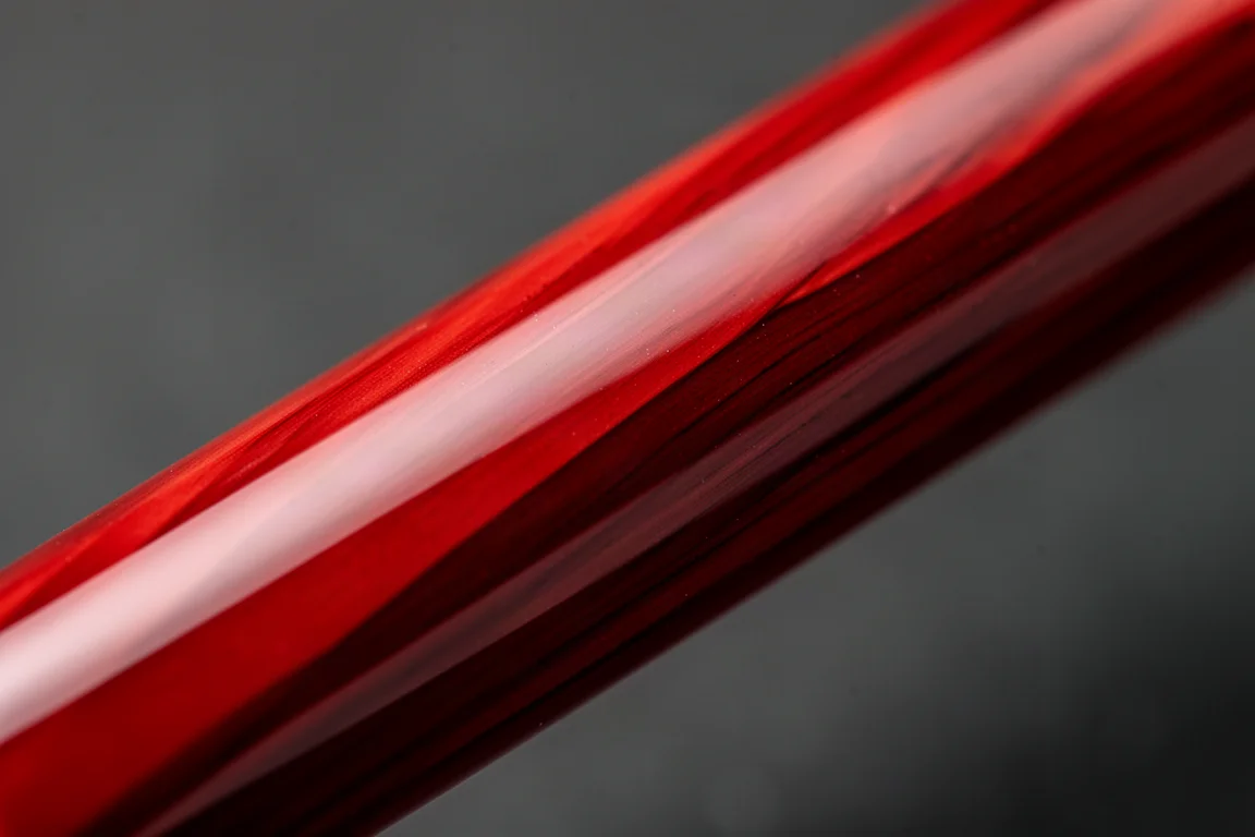 Makroaufnahme von halbtransparentem rotem Urushi-Lack mit Tiefe und Farbvariation