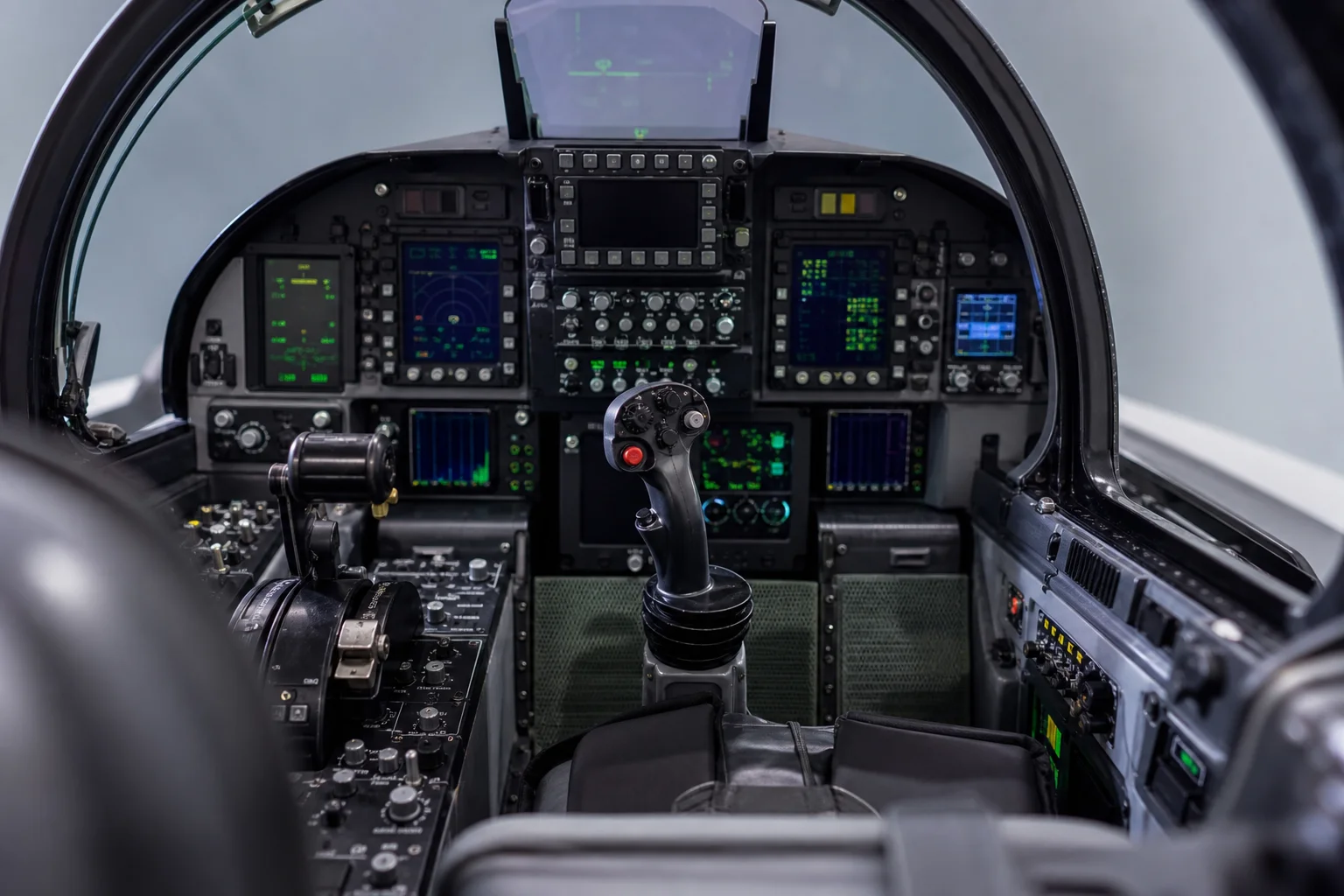 Intérieur d'un cockpit d'avion de chasse avec tableau de bord et manche à balai