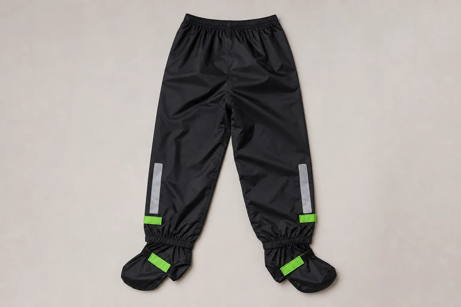 五件 Decathlon 雨衣與雨褲展示於中性背景前