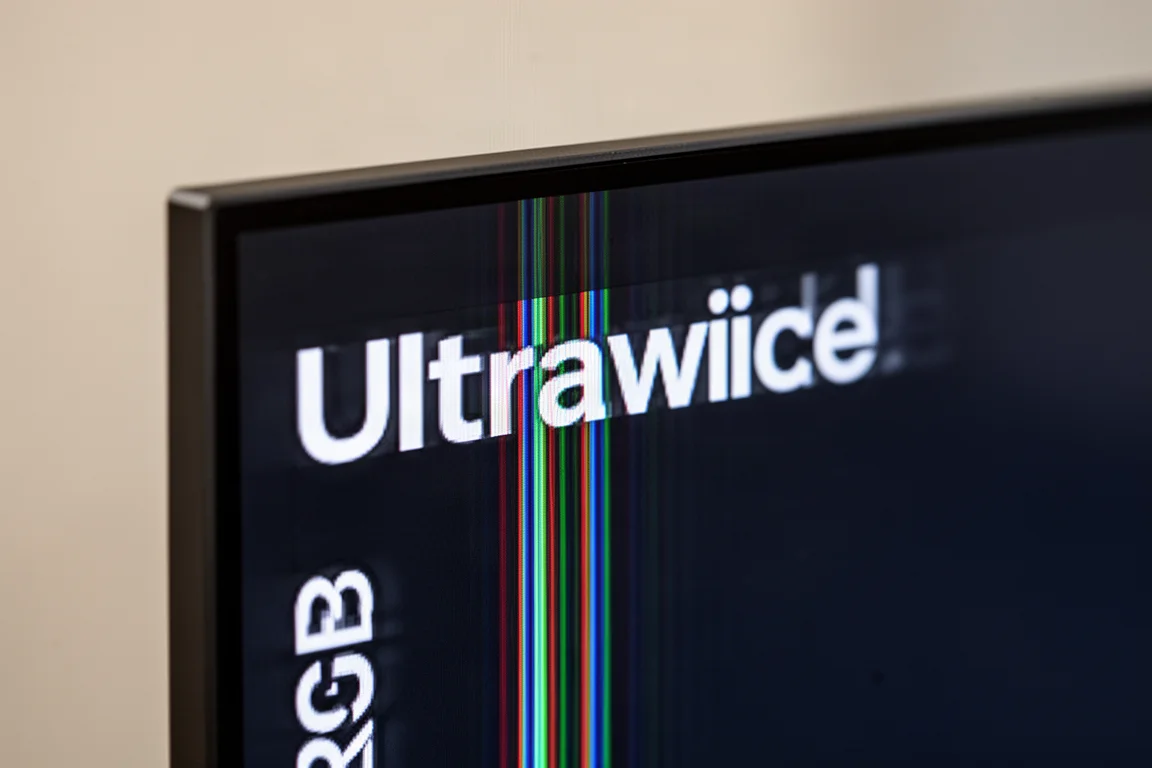 Close-up of ultrawide monitor text rendering showing crisp edges without color fringing