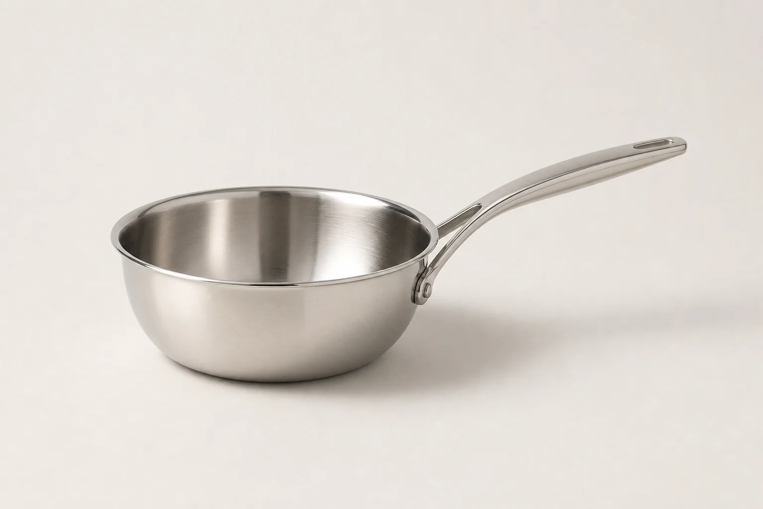 Essenzielle Kochgeschirr-Kollektion mit Bratpfanne, Sauteuse, gusseiserner Pfanne, beschichteter Pfanne, Backblech und Schmortopf