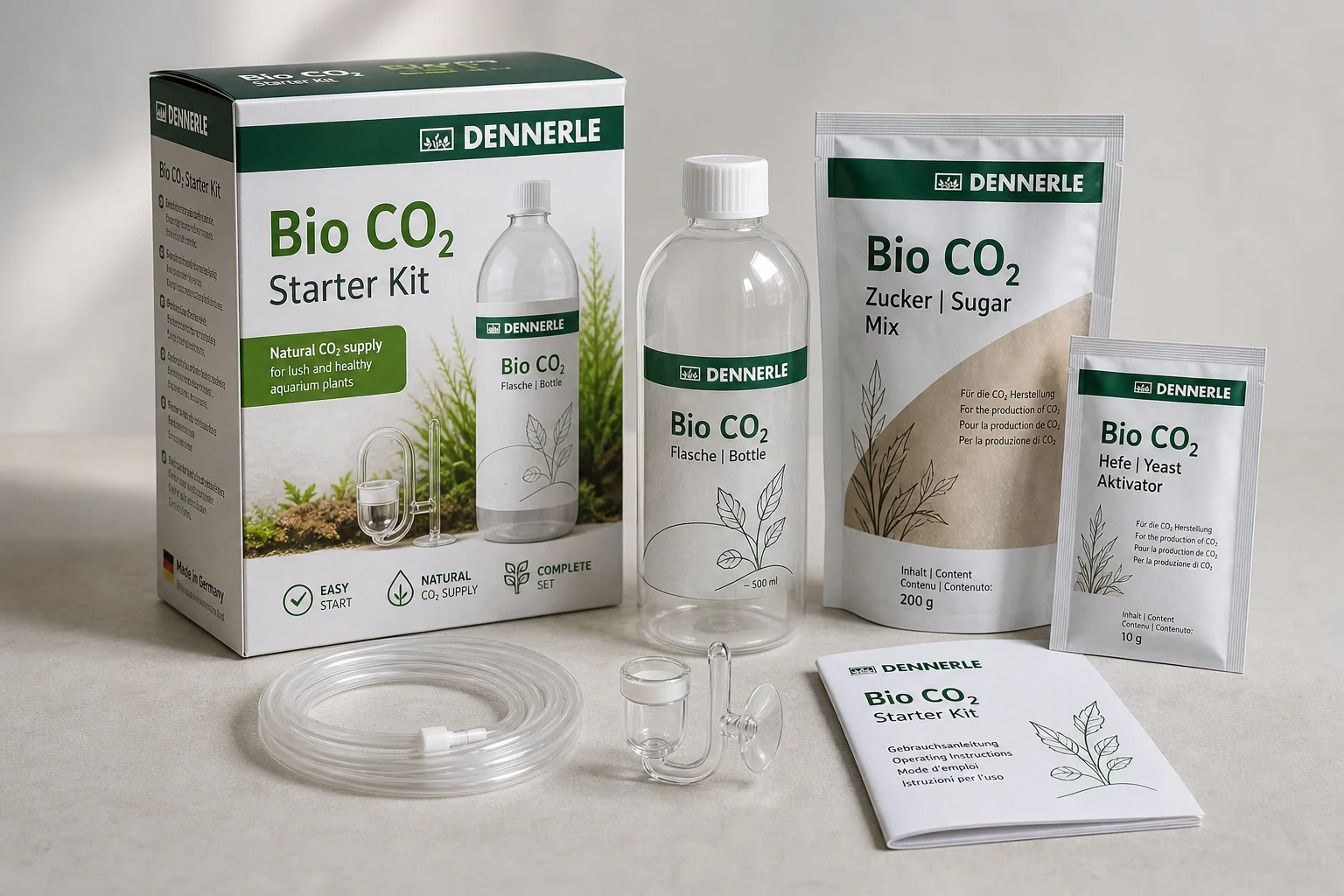 Cinque sistemi di CO2 per acquari, dal fai-da-te ai regolatori professionali, disposti su una superficie grigia