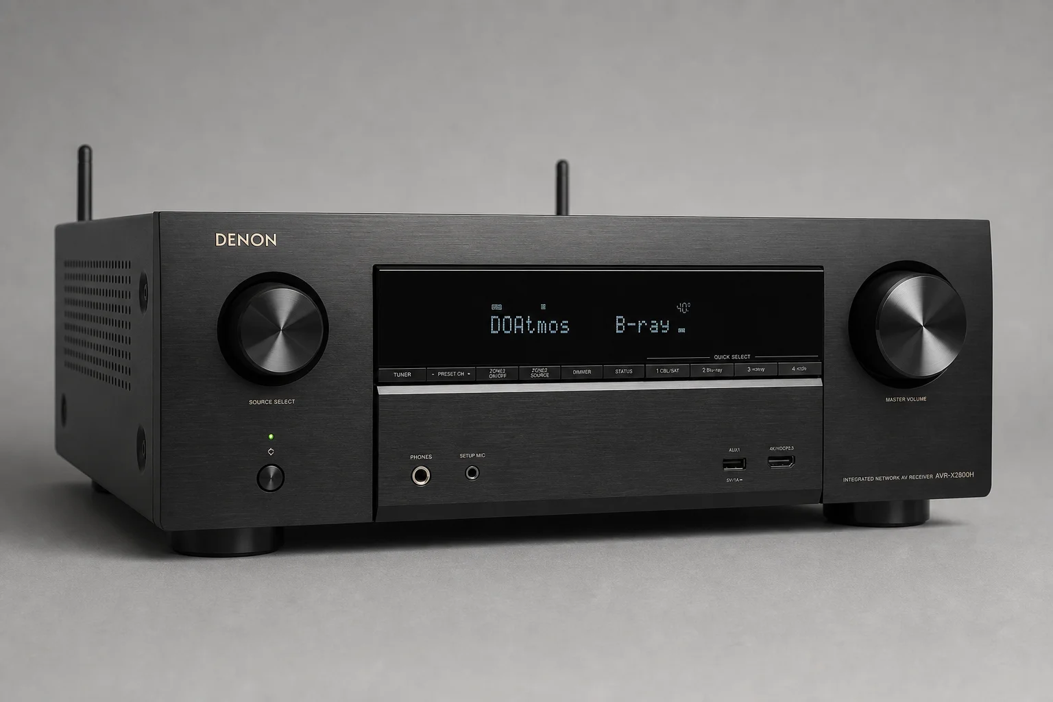 Tre sintoamplificatori AV: Yamaha RX-A2A, Sony STR-AN1000 e Denon AVR-X2800H su una superficie in cemento