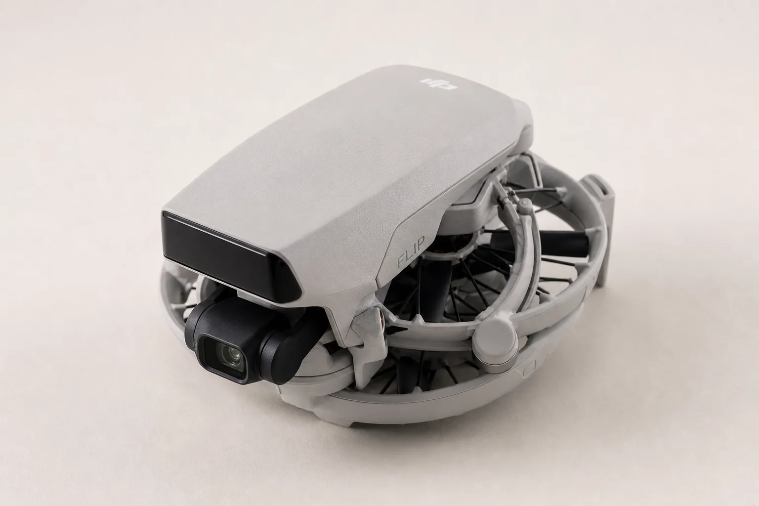 DJI Flip 空拍機在灰色背景下摺疊並裝上槳葉保護罩的樣貌