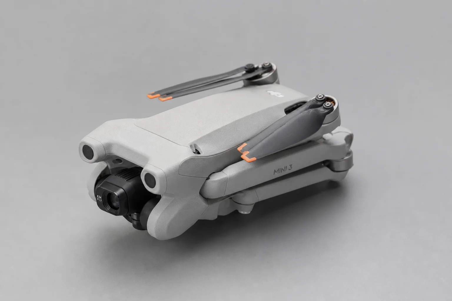 DJI Mini 3 空拍機以摺疊狀態放置於中性灰色背景上