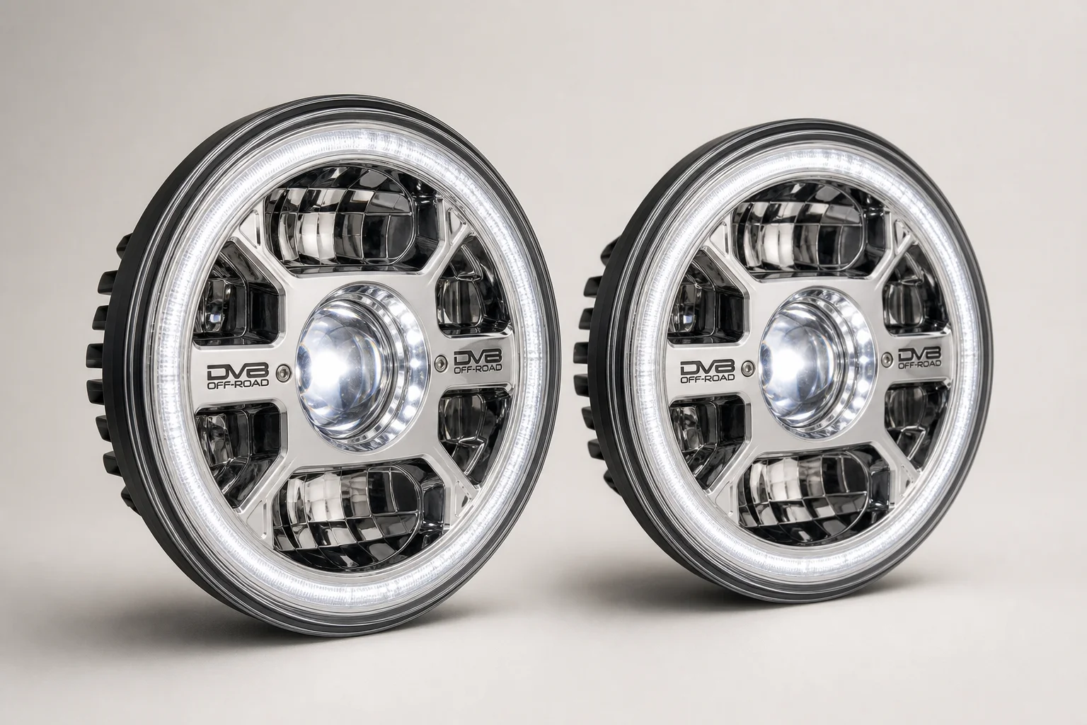 採用鍍鉻外殼與透明燈罩的 DV8 Off-Road LED 頭燈，背景簡潔