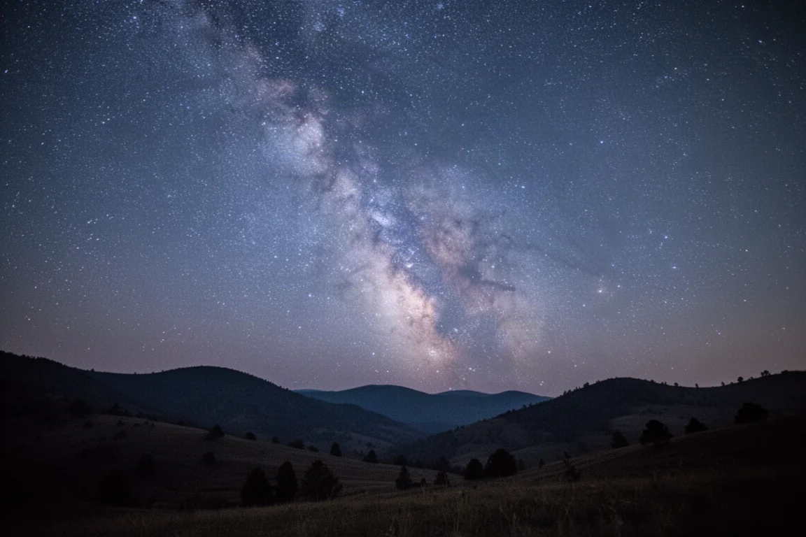遠方地平線上的夜空,銀河在荒野上空清晰可見