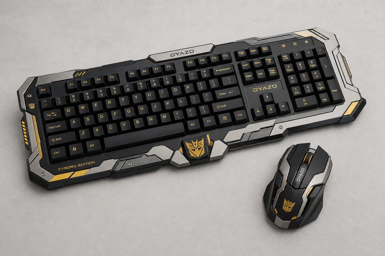 Otto combinazioni tastiera e mouse da gaming su una superficie in cemento, che mostrano design e colori differenti