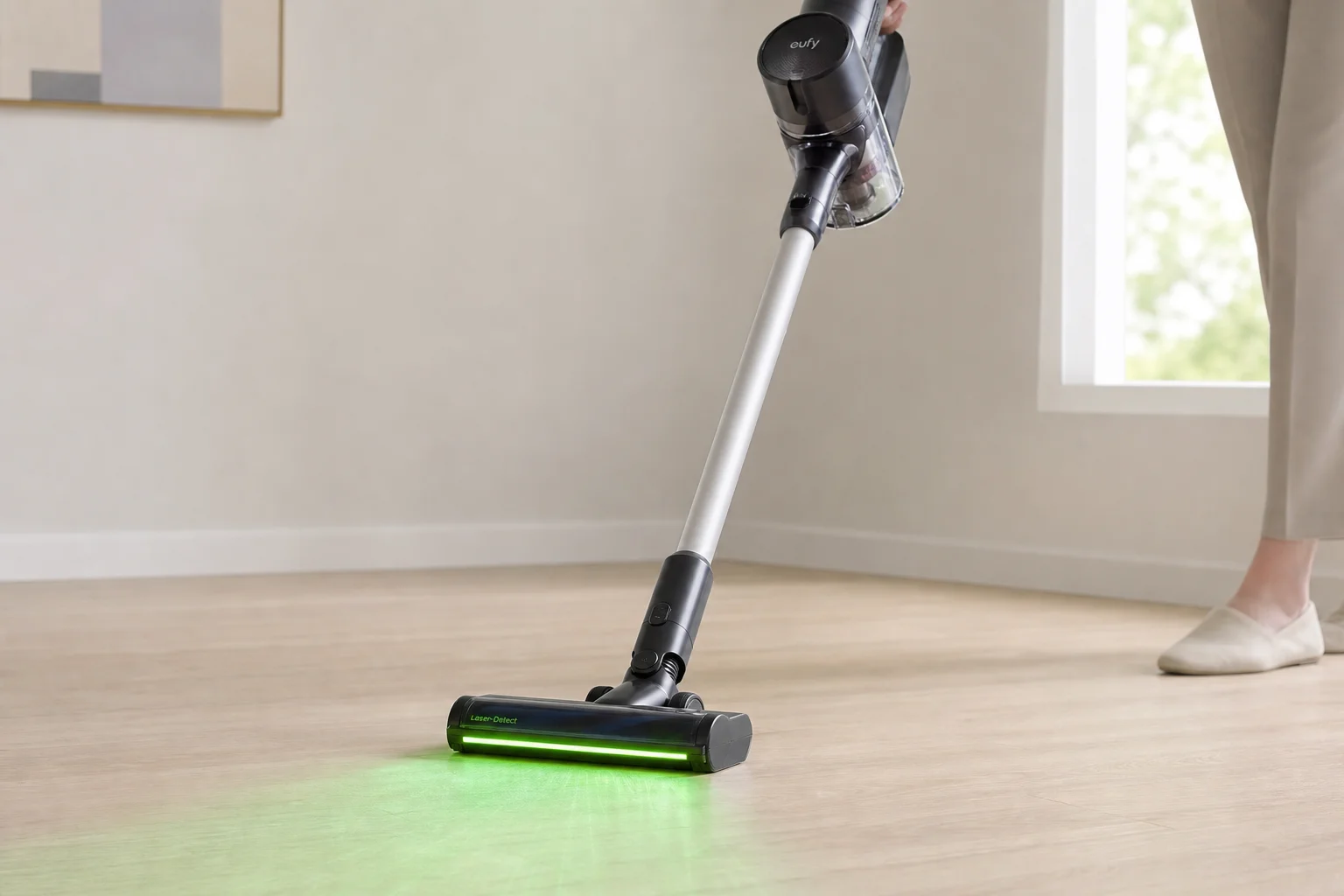 Aspirateur balai sans fil avec tête de détection laser sur parquet