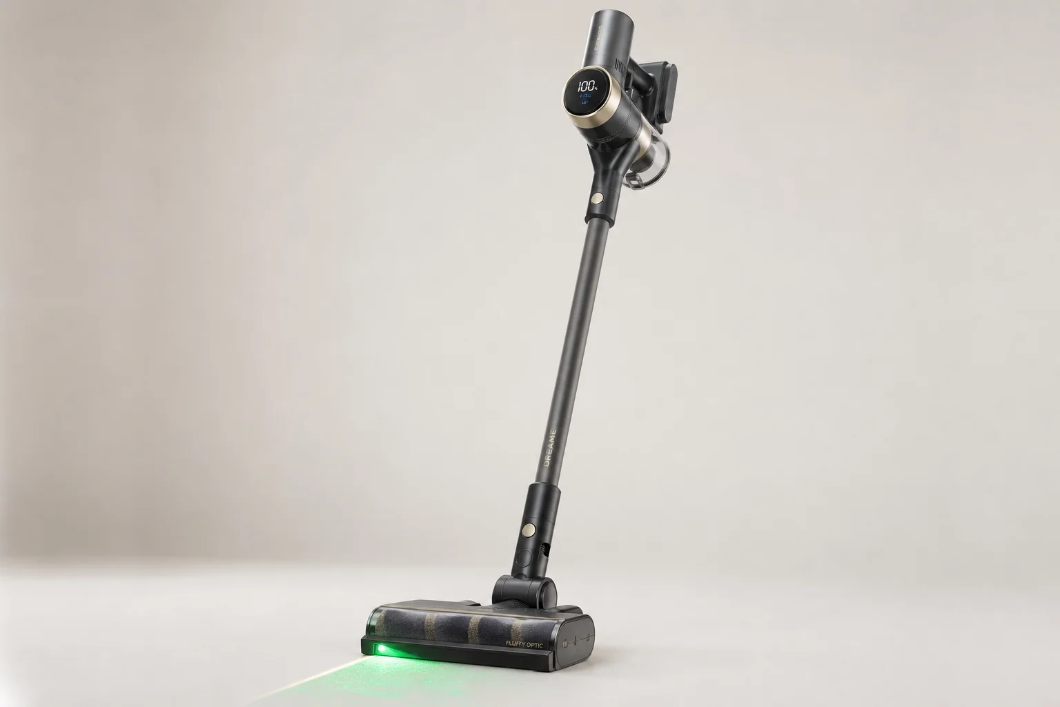 Collection de produits Dyson incluant sèche-cheveux, purificateur d'air, aspirateur, casque audio et lampe de bureau sur une surface en béton