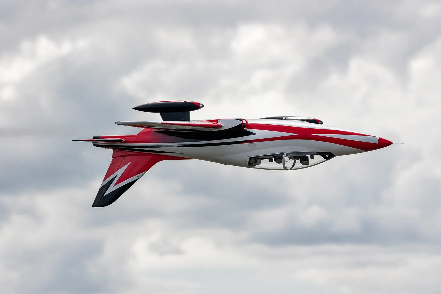 Jet RC realizando una maniobra de vuelo invertido en el cielo