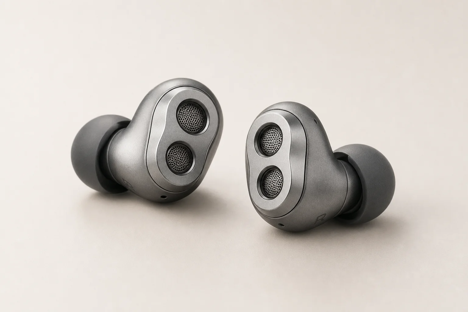 Nine modelos de auriculares dispuestos sobre una superficie de hormigón que representan opciones desde económicas hasta premium