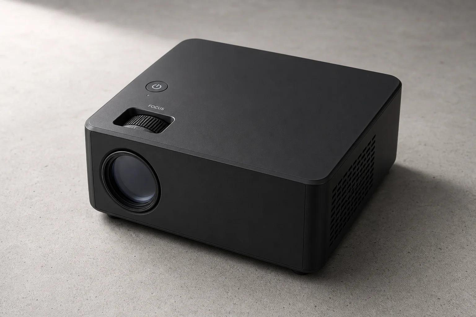 Projecteur noir Egate Duster 5X Pro sur une surface en béton neutre