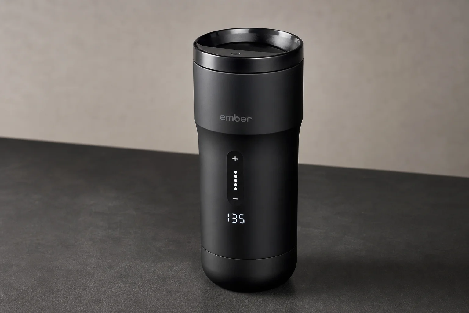 Cinq mugs de voyage disposés par ordre de classement sur une surface en béton