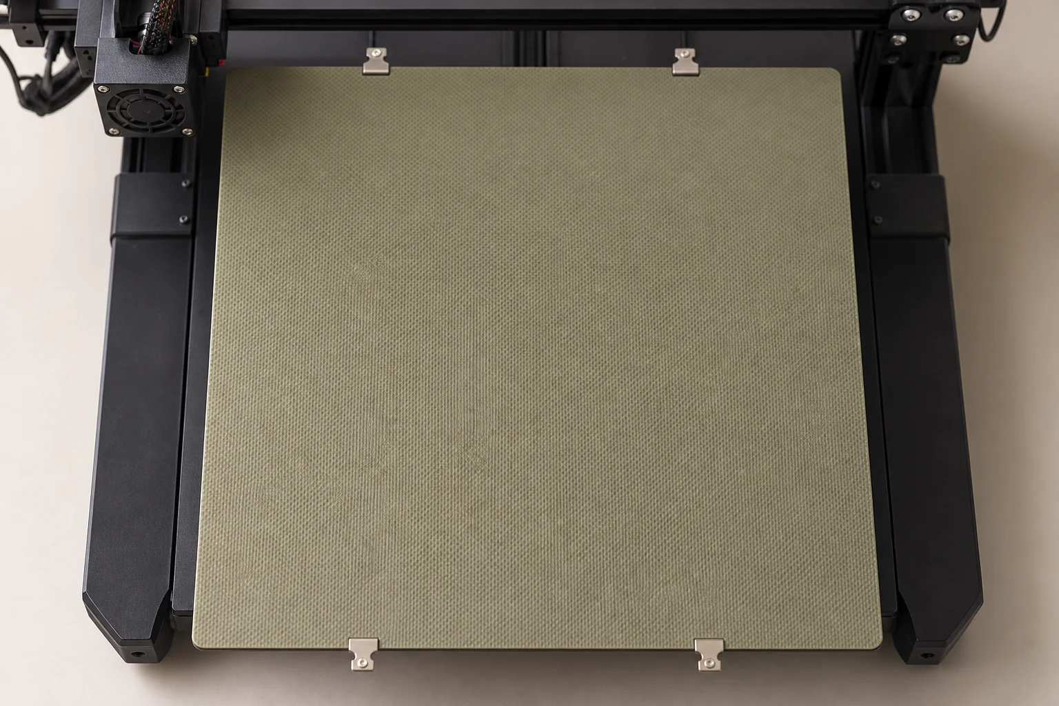 クリップで固定されたGarolite G10ベッド表面