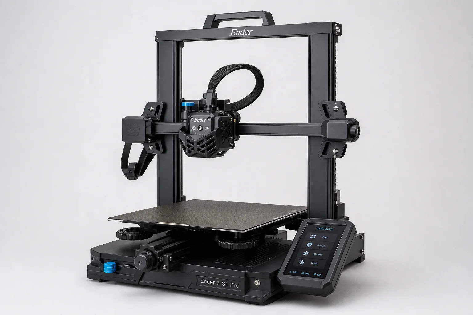 Ender 3 Pro 3D-Drucker vor einem neutralen Hintergrund