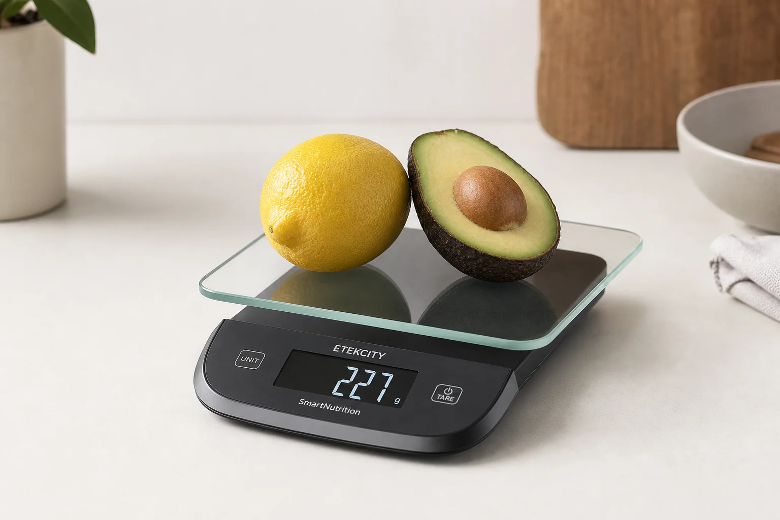 Etekcity Smart Nutrition Scale mit Zitrone und Avocado auf der Glasoberfläche