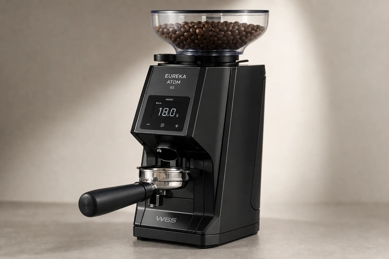 七台不同尺寸與外觀的 Espresso 磨豆機排列在水泥表面上