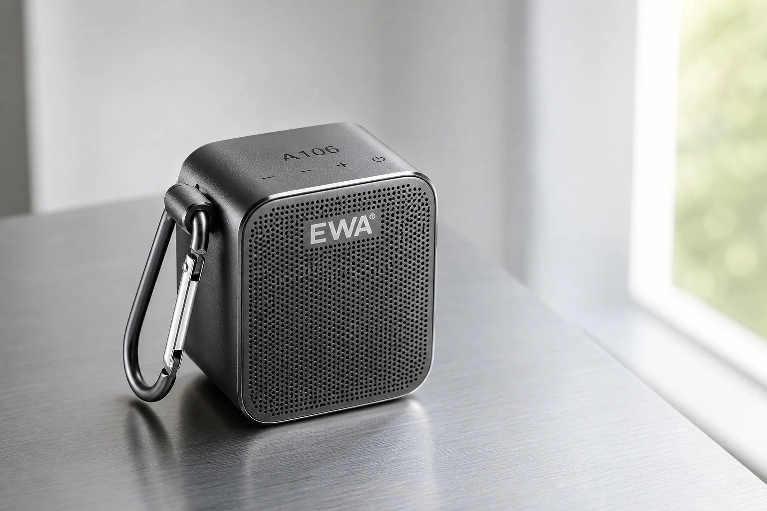 Cinco altavoces Bluetooth económicos dispuestos sobre una superficie de hormigón