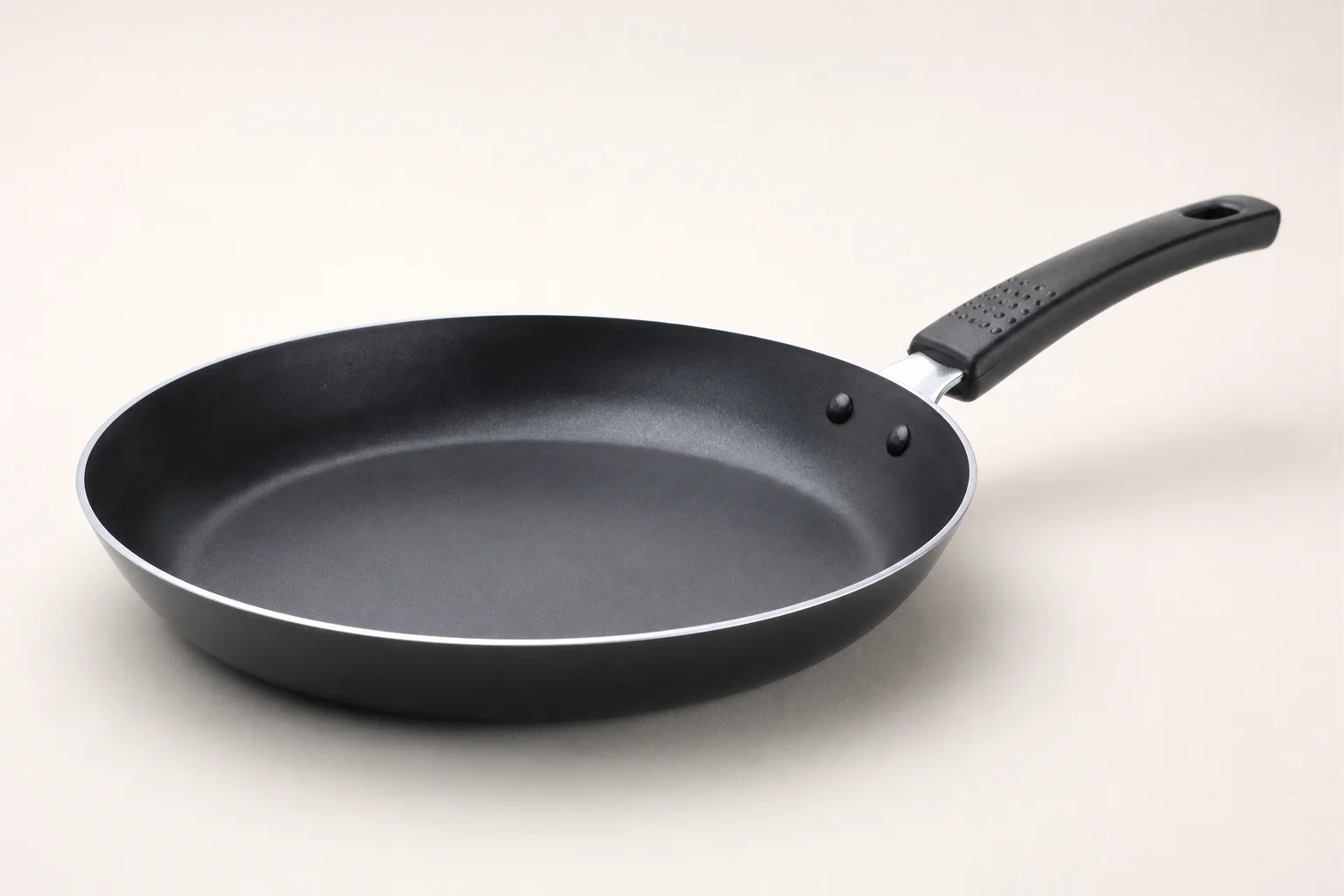Samling av prisvärda kokkärl inklusive rostfritt stål, gjutjärn, non-stick och emaljerade pannor