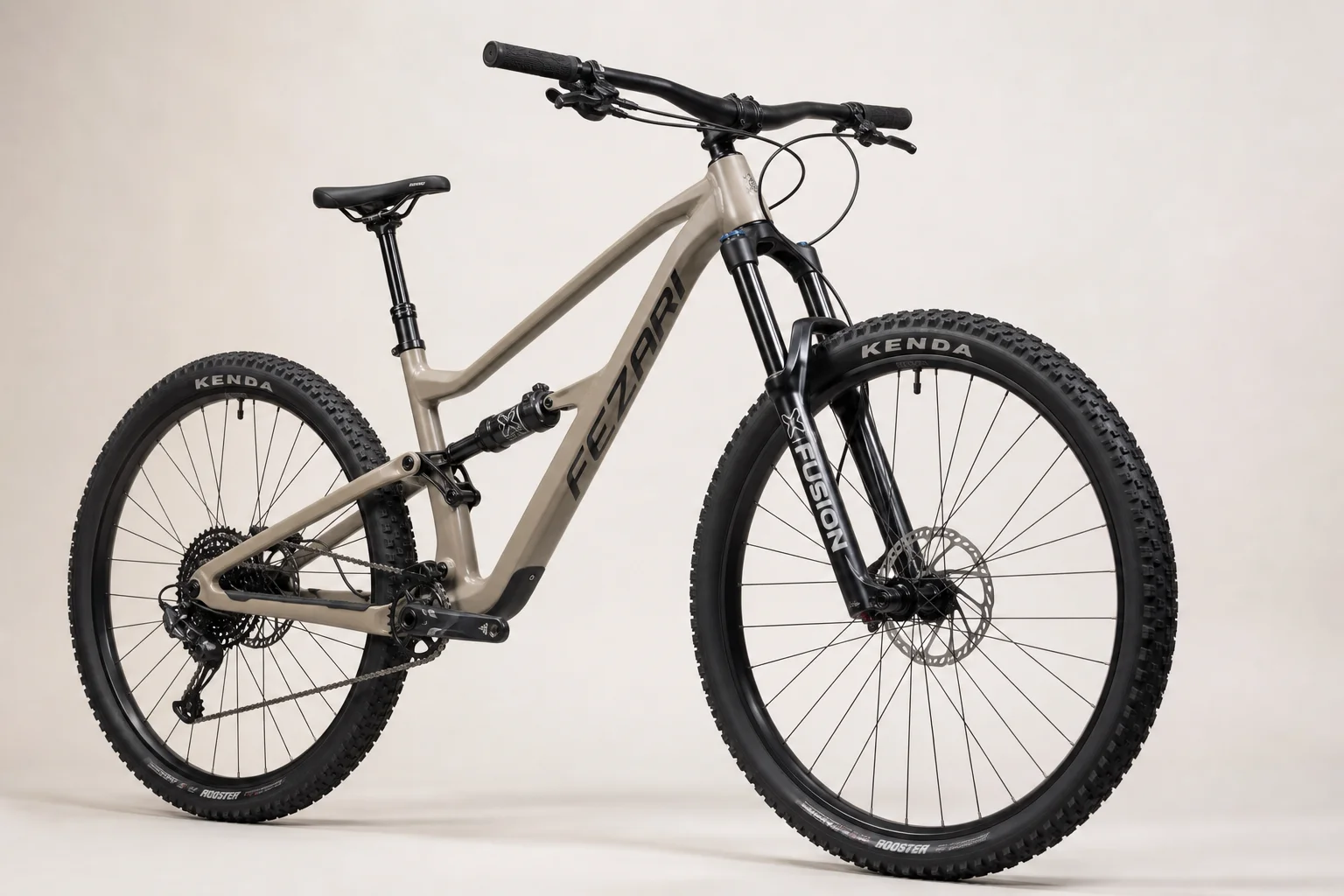 Sechs vollgefederte Mountainbikes auf einer grauen Fläche angeordnet