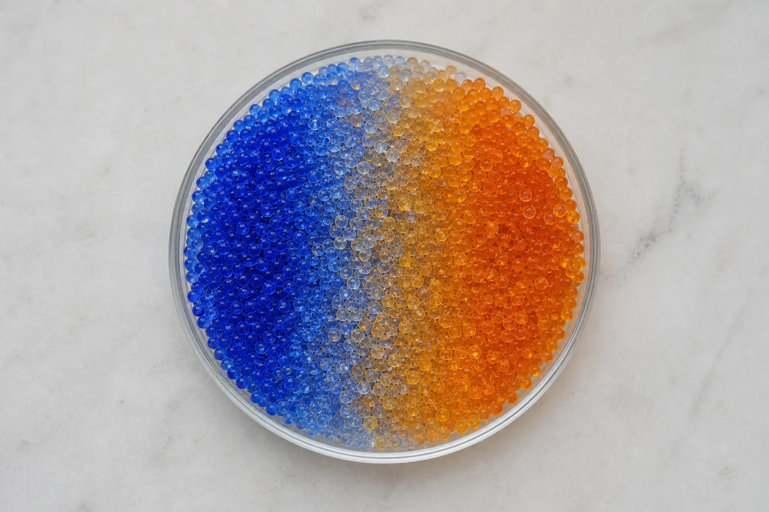 Silica-Gel-Perlen, die ihre Farbe von Blau zu Orange ändern