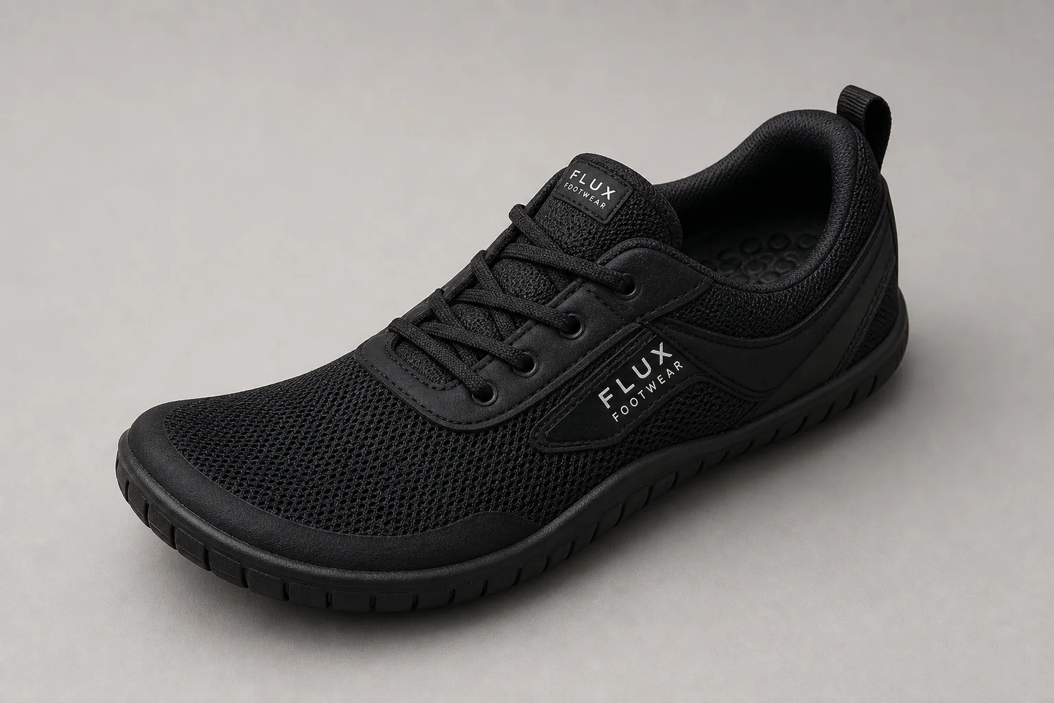 Sette modelli di scarpe barefoot disposti su una superficie in cemento