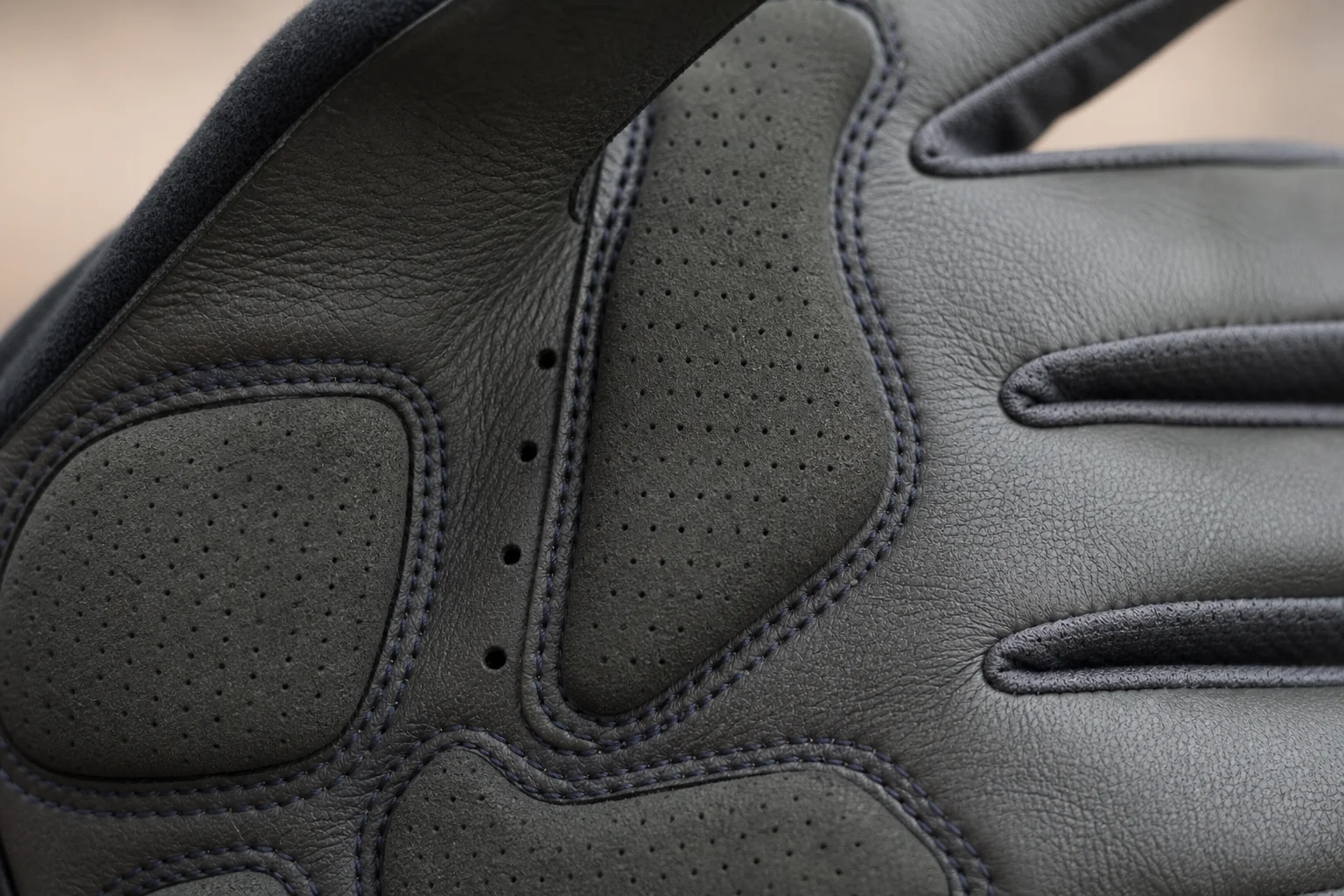 Nahaufnahme des Handschuhmaterials mit Details zu Textur und Nähten