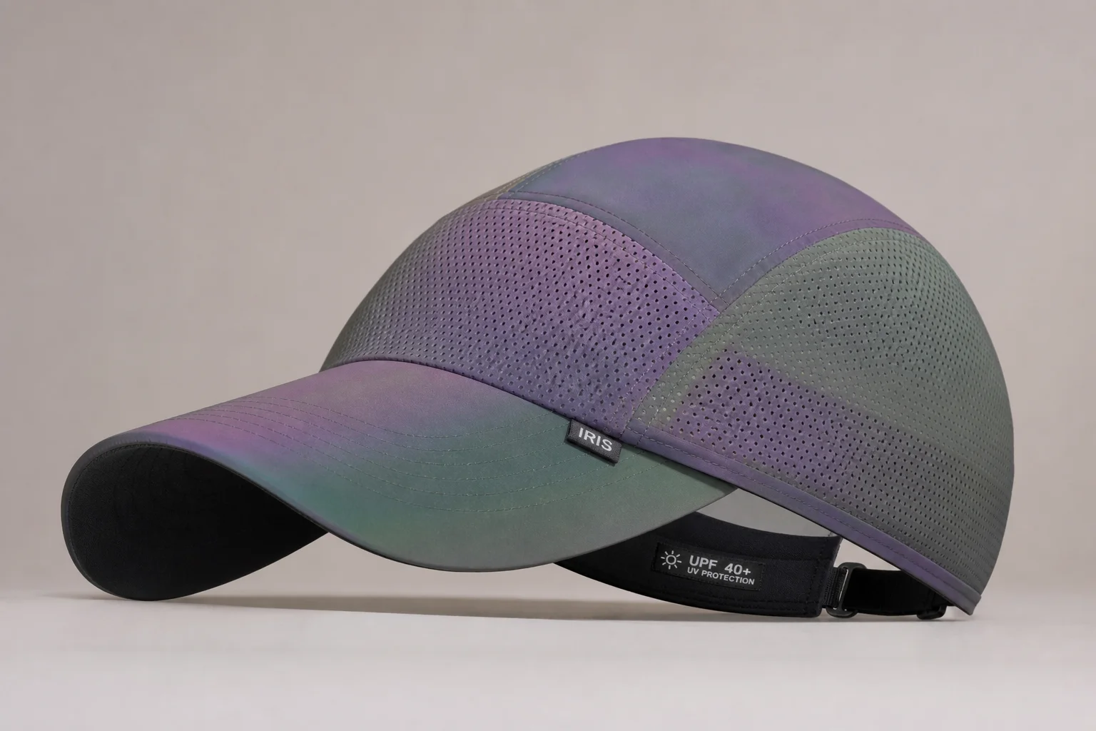 Nine cappellini da corsa in vari stili e colori disposti su uno sfondo neutro