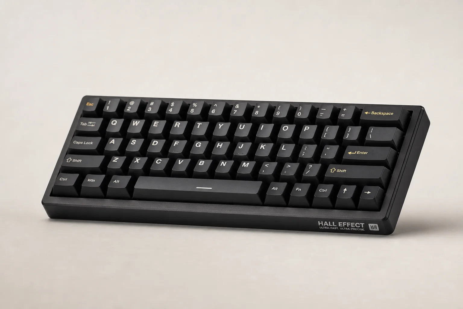 Moderne, kompakte Gaming-Tastatur mit mattschwarzem Finish auf einer Oberfläche aus gebürstetem Aluminium