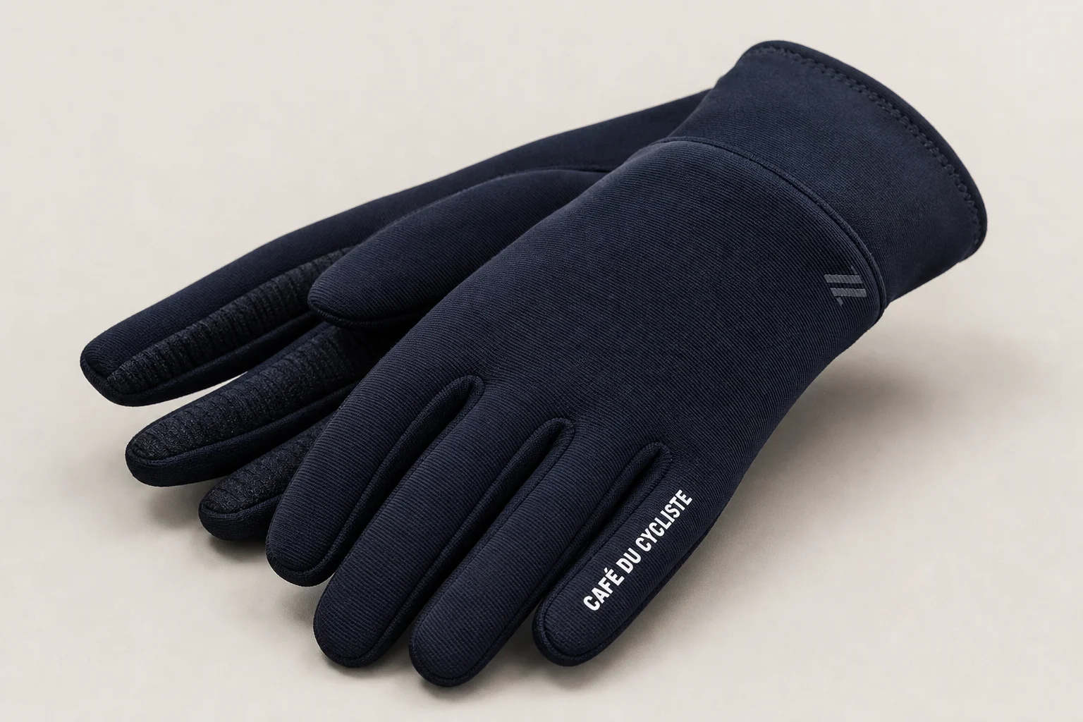 Sechs Winter-Radhandschuhe auf Beton angeordnet, die das Spektrum von leicht bis isoliert zeigen