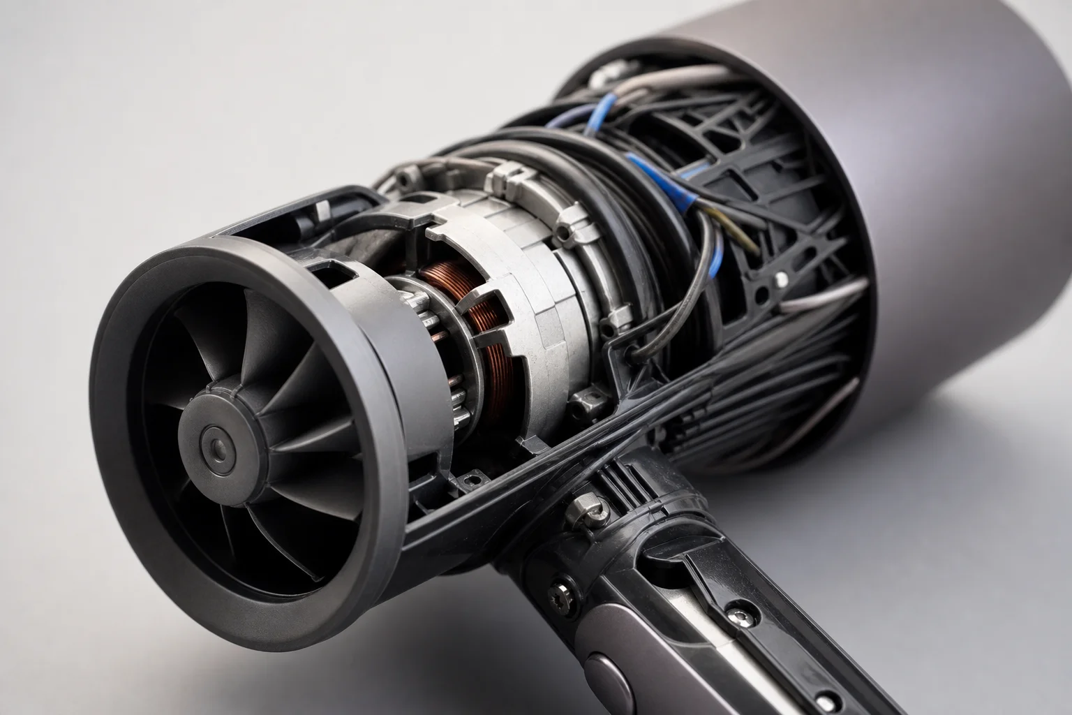 Nahaufnahme des Motors und des internen Lüftermechanismus eines Haartrockners