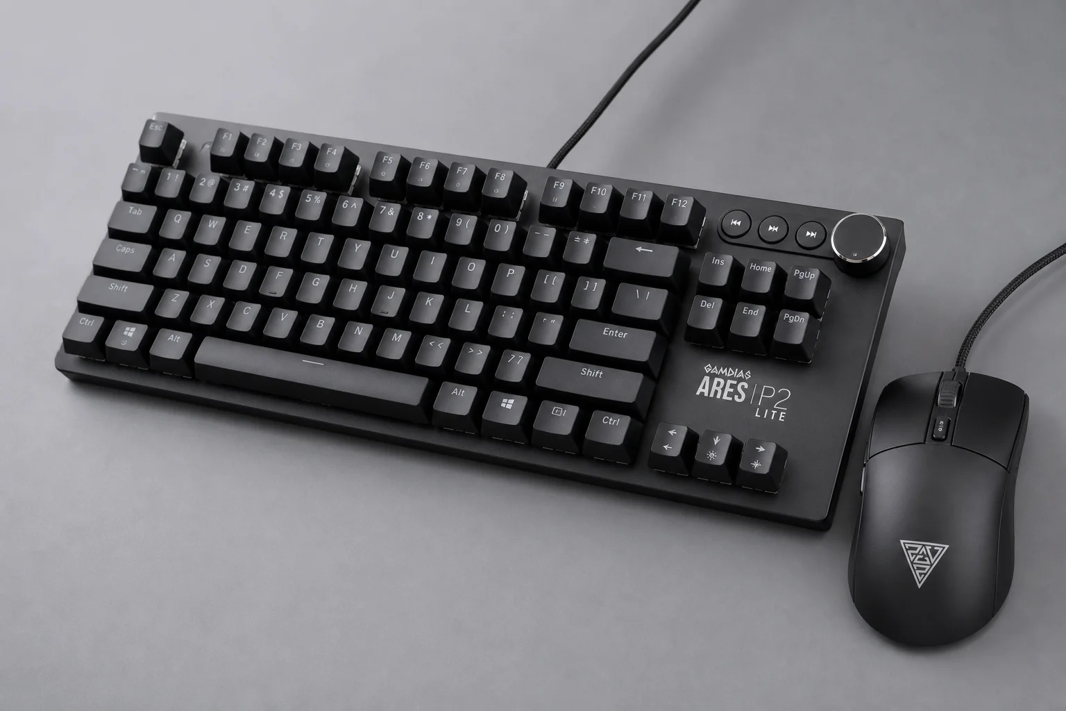 Otto combo tastiera e mouse da gaming disposti su una superficie in cemento che mostrano vari design e colori