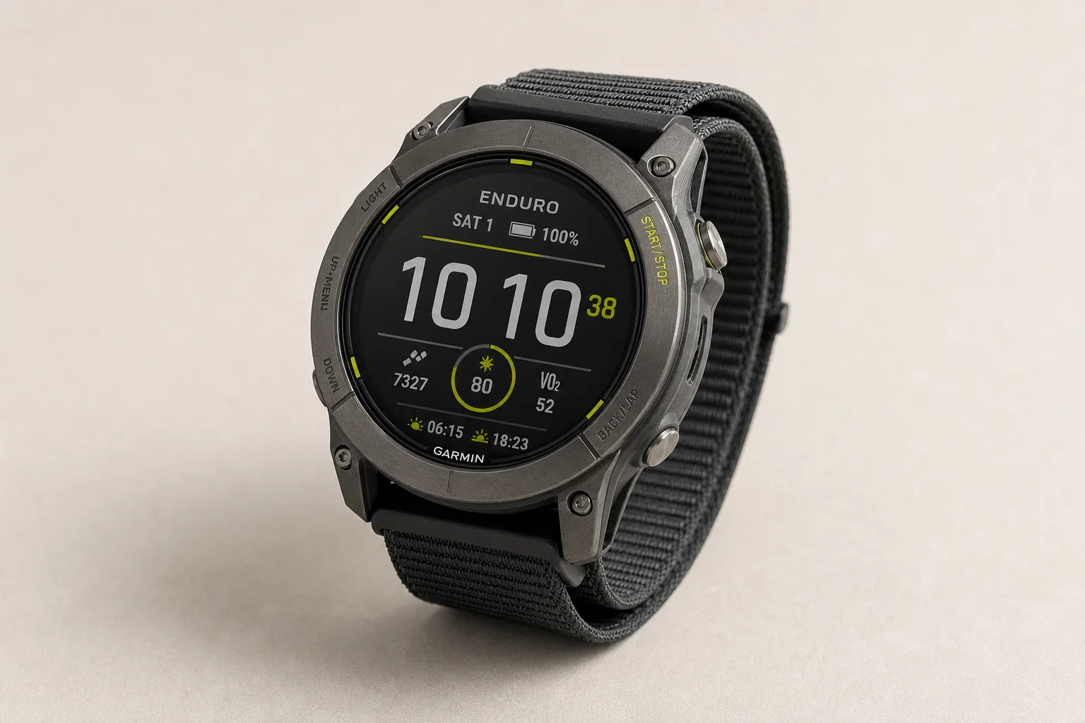Sammlung von fünf Garmin Sportuhren auf einer Oberfläche aus gebürstetem Aluminium
