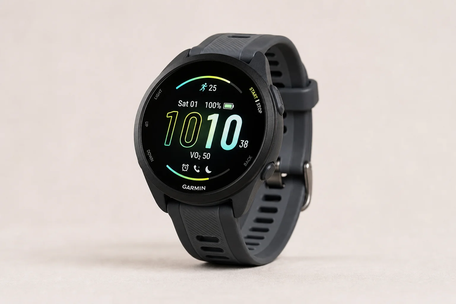 Samling av fem Garmin-sportklockor på en yta av borstad aluminium