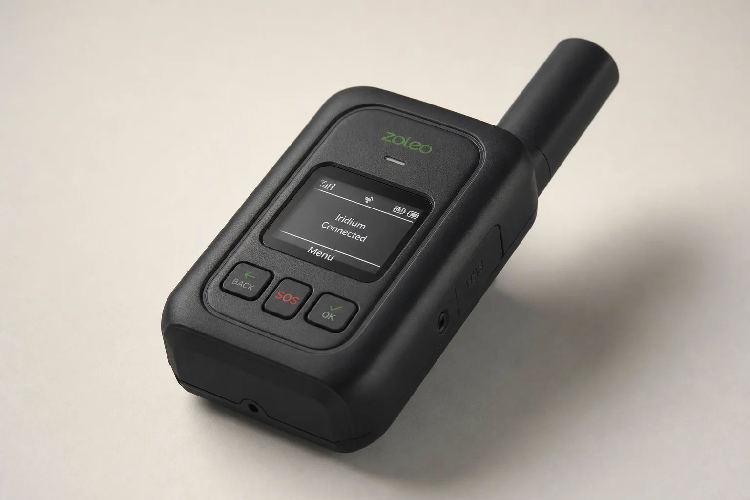 콘크리트 바닥 위에 놓인 시트 패드, 썬 셔츠, 다운 팬츠, GPS 기기 등 바이크패킹 장비 모음