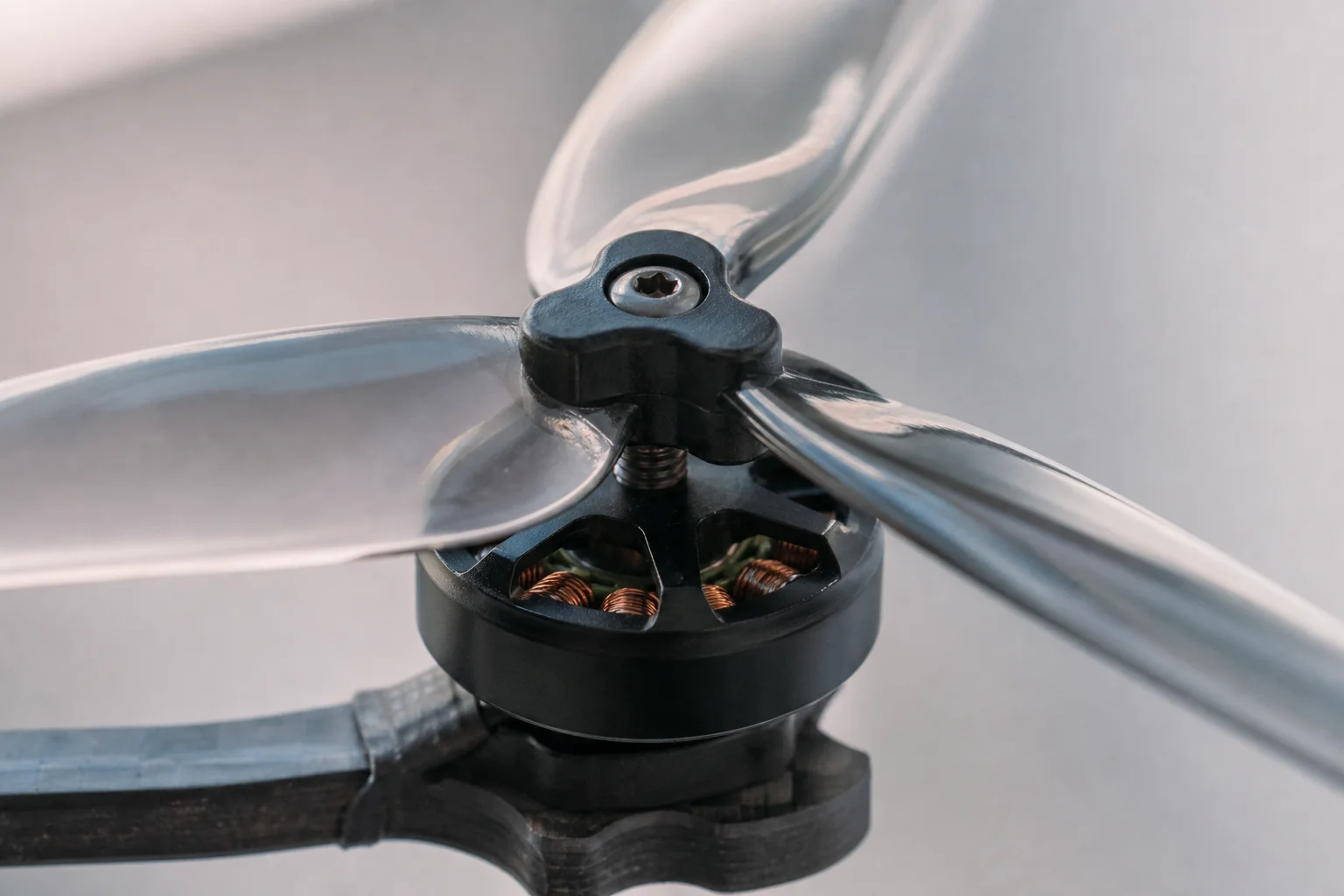 Detalle en primer plano del soporte de la hélice y el conjunto del motor del dron